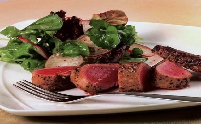 Atún a la pimienta y ensalada cítrica